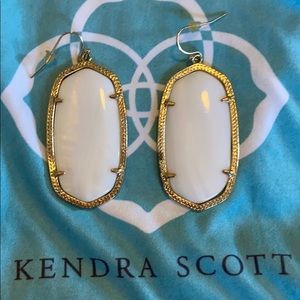 Kendra Scott Elle earrings in mother of pearl
